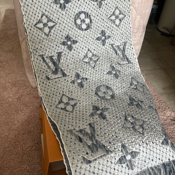 BNWT Louis Vuitton scarf - Picture 5 of 6